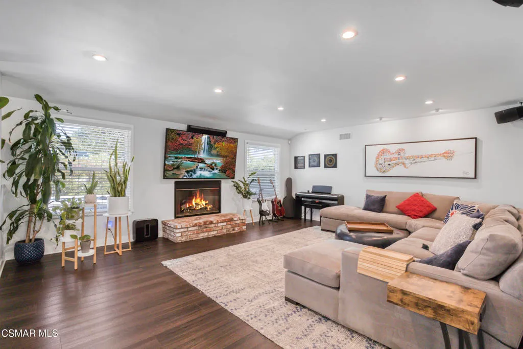 Woodland Hills, California 91367, United States, 3 Bedrooms Bedrooms, ,2 BathroomsBathrooms,Residential,Active,229004