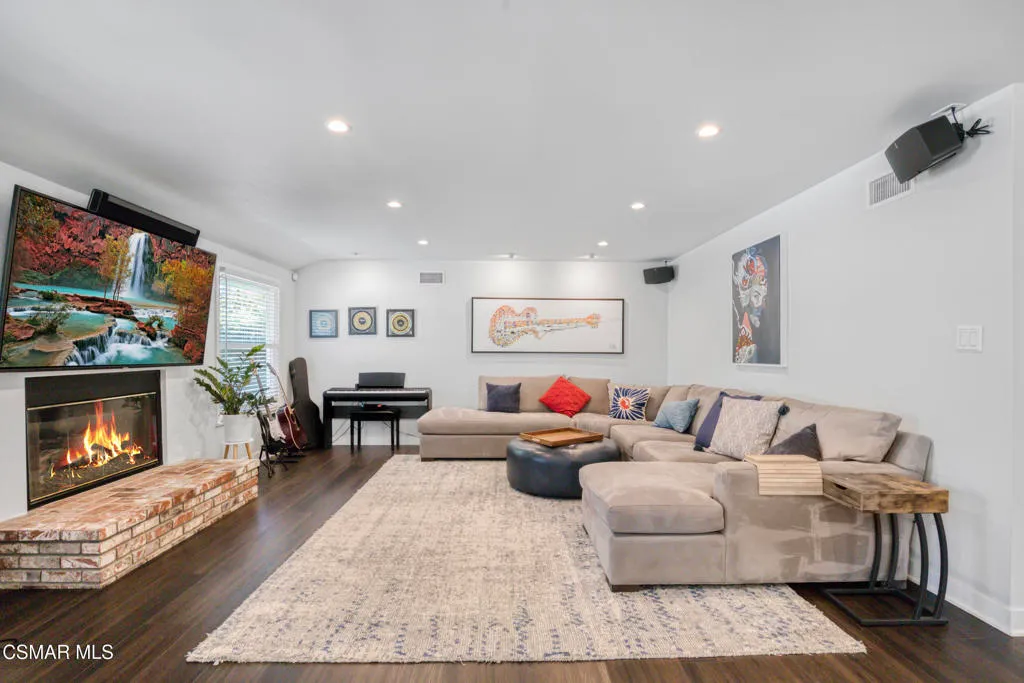 Woodland Hills, California 91367, United States, 3 Bedrooms Bedrooms, ,2 BathroomsBathrooms,Residential,Active,229004