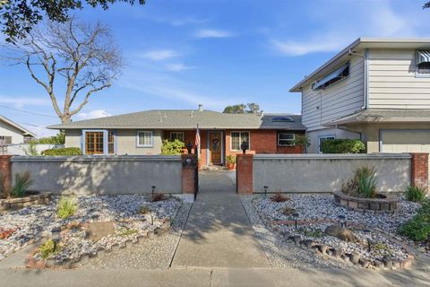 Photo of 27 Barrie Dr Dr, Pittsburg, CA 94565 (MLS # 41122953)