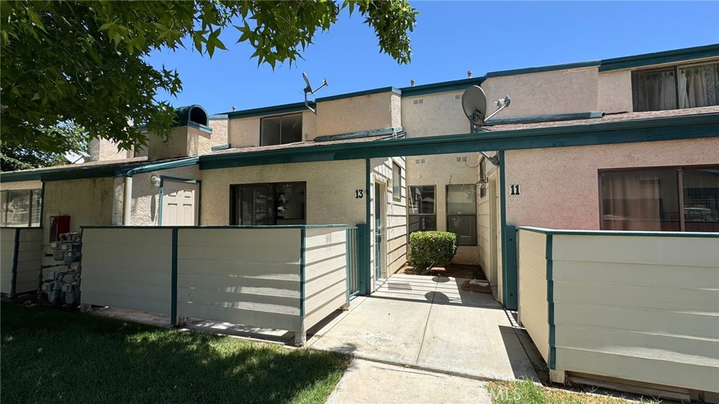 Ready to move in Willow Creek community, newly Rehabbed 2 bedroom, 2 bathroom townhome in a gated community. Enjoy fresh paint, new flooring, and updated features throughout. Community amenities include a pool, spa, and tennis courts.