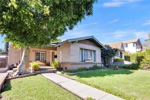 Photo of 815 E Magnolia Blvd, Burbank, CA 91501 (MLS # CV25255968)