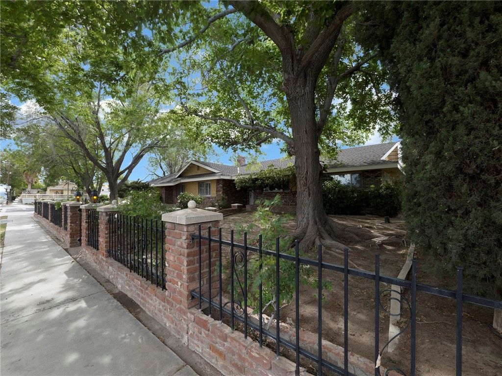 Photo of 1150 E Lancaster Blvd, Lancaster, CA 93535 (MLS # SR26083819)