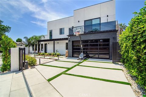 Photo of 4829 Saloma Avenue, Sherman Oaks, CA 91403 (MLS # SR26028667)
