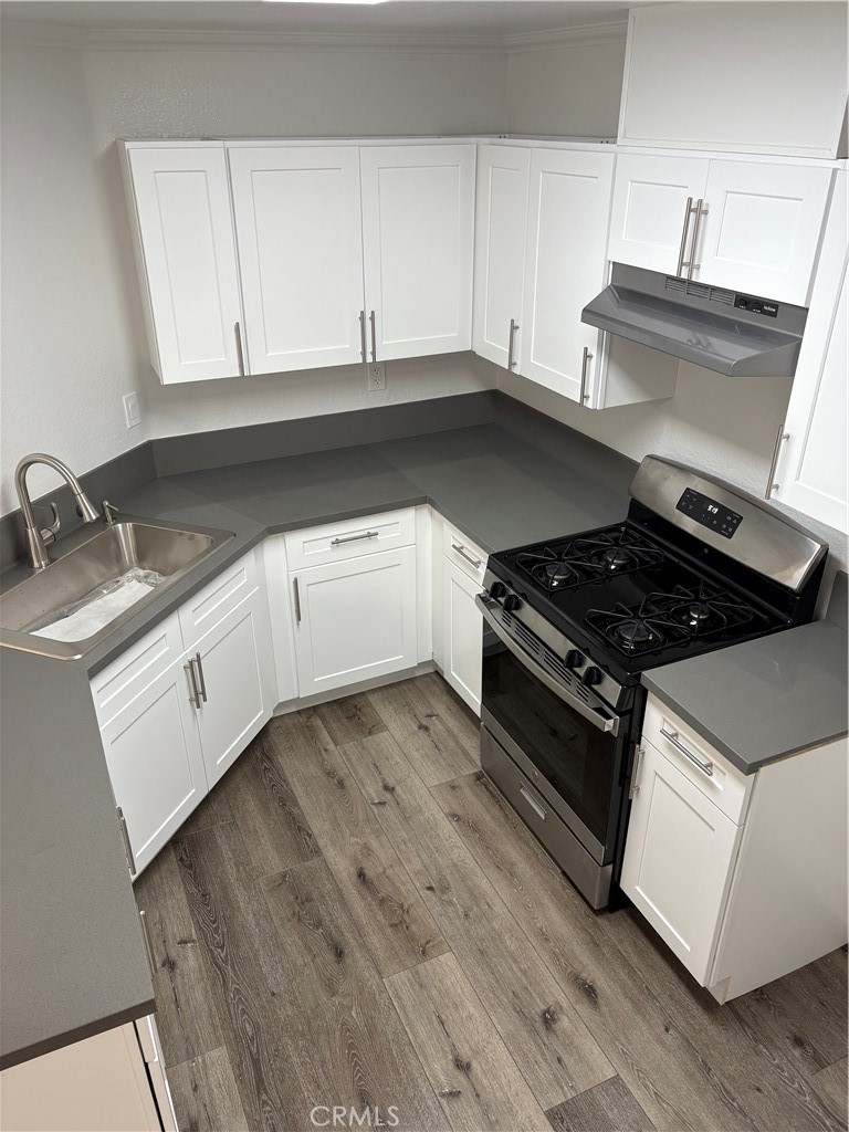 This bright, two-story cottage-style end-unit townhome offers 3 spacious bedrooms and 2.5 bathrooms in a well-maintained gated community. The main living area features new flooring, while all bedrooms have been updated with brand new flooring. The open-concept dining area includes a convenient counter bar, and the remodeled guest bathroom adds a modern touch.
The updated kitchen is equipped with a new stove, microwave, and dishwasher. Additional highlights include updated doors, and an indoor laundry closet. A skylight brings in plenty of natural light, enhancing the warm and airy atmosphere.
Enjoy the convenience of a two-car attached garage with direct access and overhead storage, Community amenities include a sparkling pool, relaxing spa, and additional guest parking.
Ideally located close to major freeways, shopping centers, restaurants, parks, and top-rated schools — this home offers both comfort and convenience.