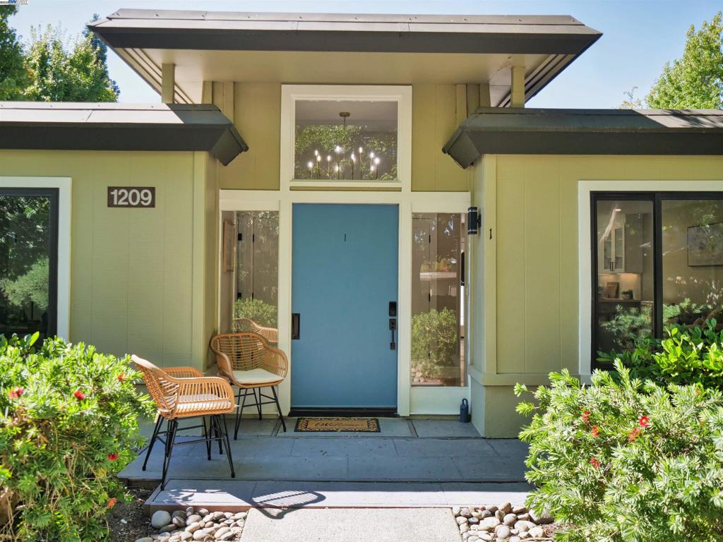Completely renovated Golden Gate model with premium "Aria Edition" upgrades by Fred Rooster Renovations. This beautiful level-in co-op has an open kitchen, a walk-in pantry, and quartz counter tops. There are two full bathrooms, the en-suite bathroom has a heated floor, heated toilet seat and an oversized glass shower. This is an end unit with no stairs, beautiful surroundings and skylights