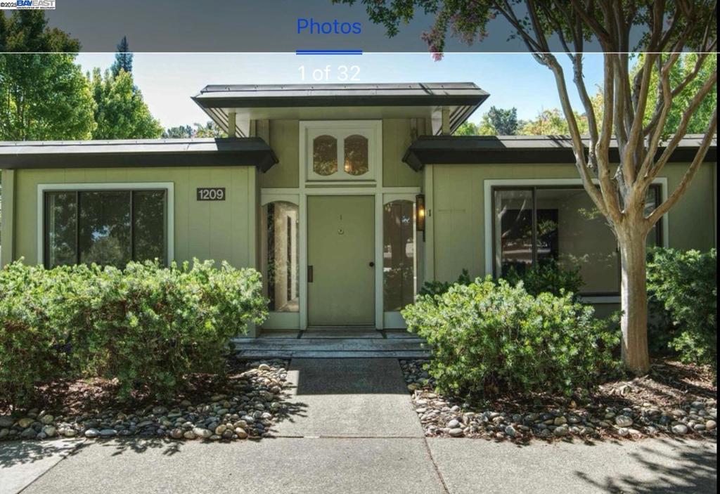 Completely renovated Golden Gate model with premium "Aria Edition" upgrades by Fred Rooster Renovations. This beautiful level-in co-op has an open kitchen, a walk-in pantry, and quartz counter tops. There are two full bathrooms, the en-suite bathroom has a heated floor, heated toilet seat and an oversized glass shower. This is an end unit with no stairs, beautiful surroundings and skylights