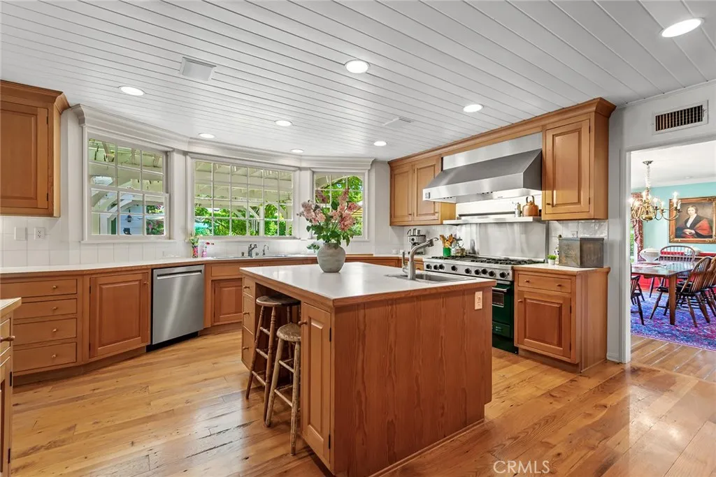 Woodland Hills, California 91364, United States, 3 Bedrooms Bedrooms, ,3 BathroomsBathrooms,Residential,Pending,182311