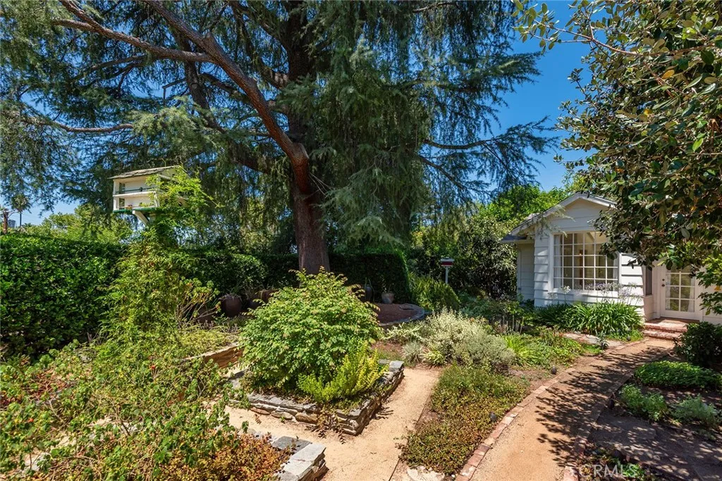 Woodland Hills, California 91364, United States, 3 Bedrooms Bedrooms, ,3 BathroomsBathrooms,Residential,Pending,182311