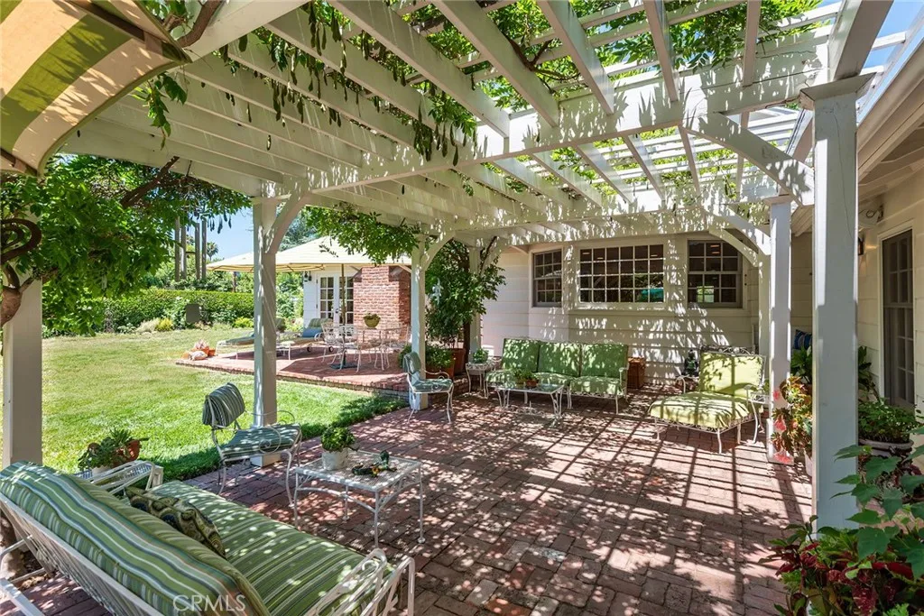 Woodland Hills, California 91364, United States, 3 Bedrooms Bedrooms, ,3 BathroomsBathrooms,Residential,Pending,182311