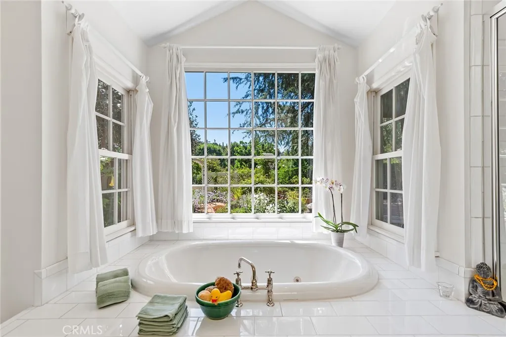 Woodland Hills, California 91364, United States, 3 Bedrooms Bedrooms, ,3 BathroomsBathrooms,Residential,Pending,182311