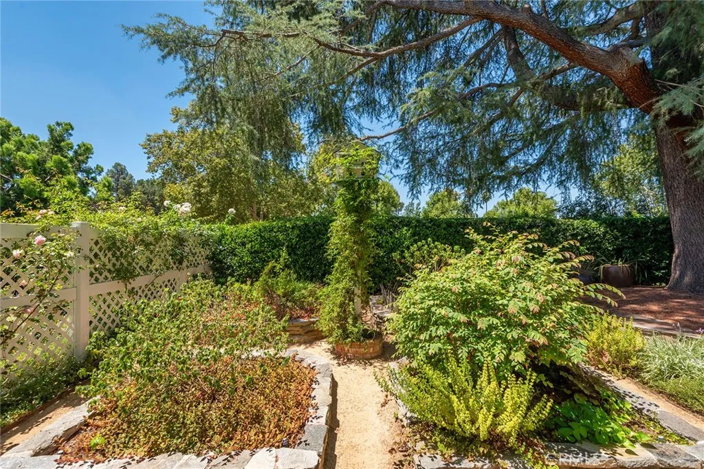 Woodland Hills, California 91364, United States, 3 Bedrooms Bedrooms, ,3 BathroomsBathrooms,Residential,Pending,182311