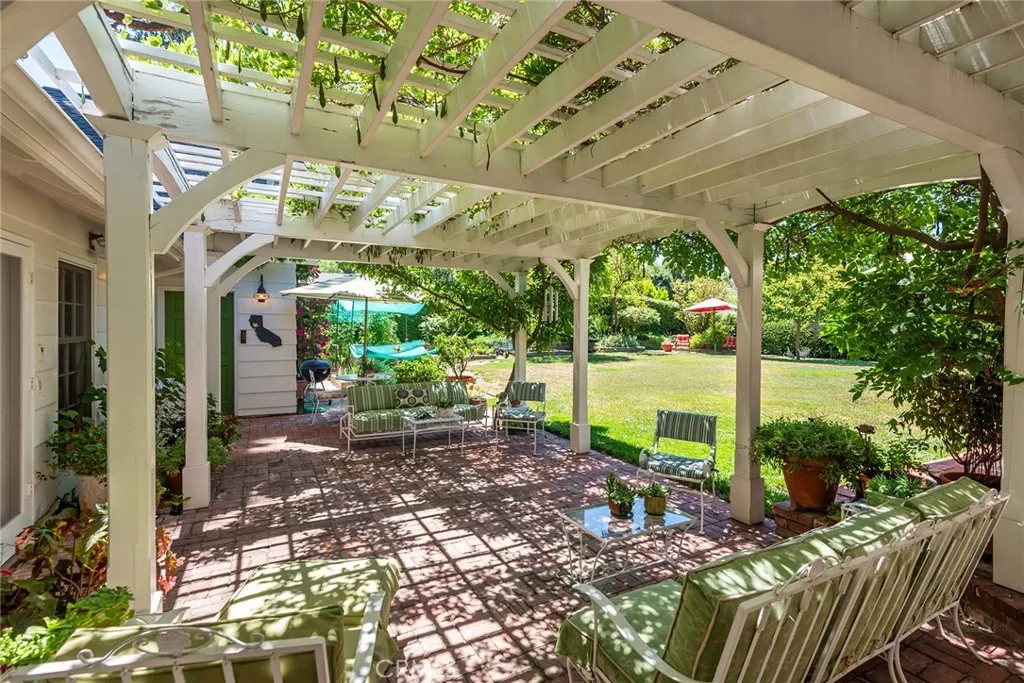 Woodland Hills, California 91364, United States, 3 Bedrooms Bedrooms, ,3 BathroomsBathrooms,Residential,Pending,182311