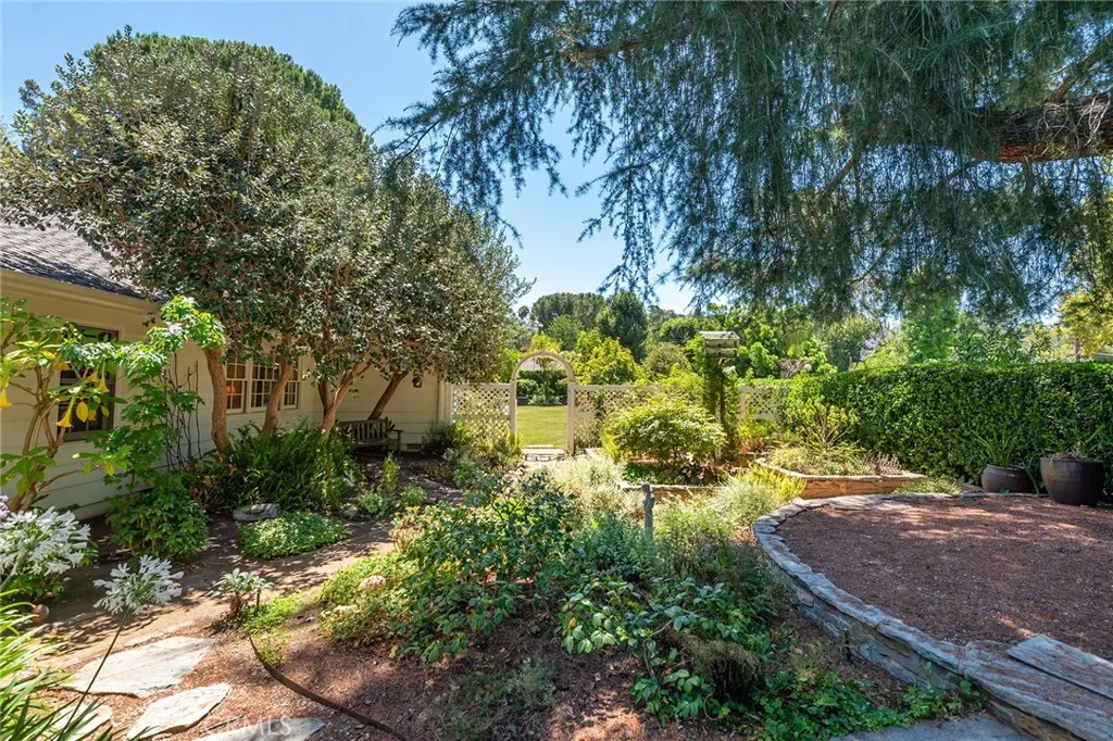 Woodland Hills, California 91364, United States, 3 Bedrooms Bedrooms, ,3 BathroomsBathrooms,Residential,Pending,182311