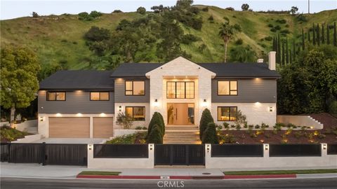 Photo of 4072 Alonzo Avenue, Encino, CA 91316 (MLS # SR26116757)
