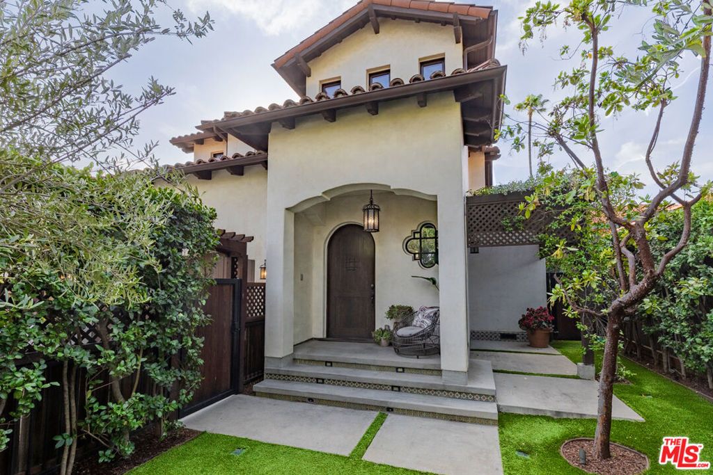 Photo of 735 N Stanley Avenue, Los Angeles, CA 90046 (MLS # 26653599)