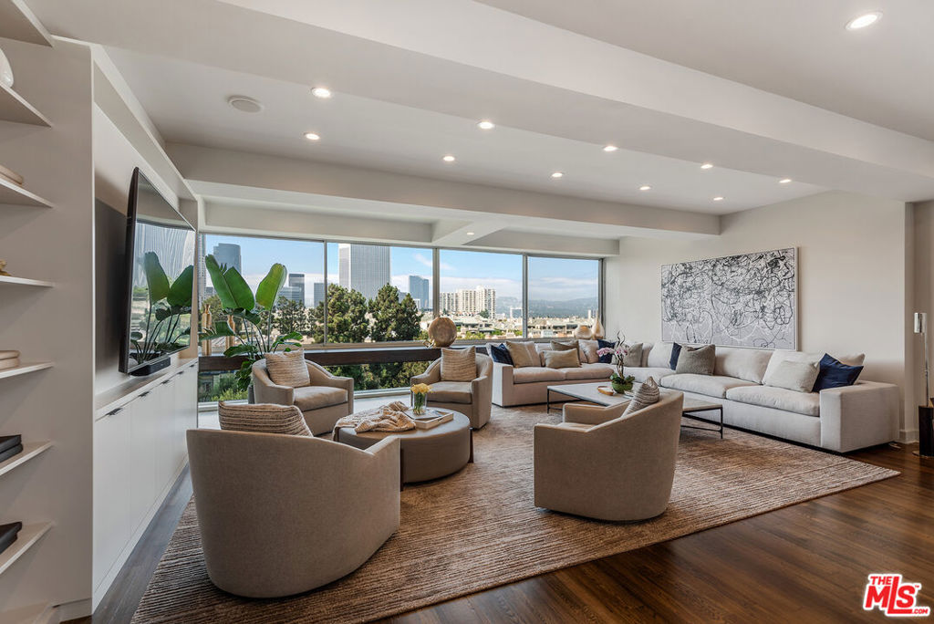 2220 Avenue Of The Stars 702