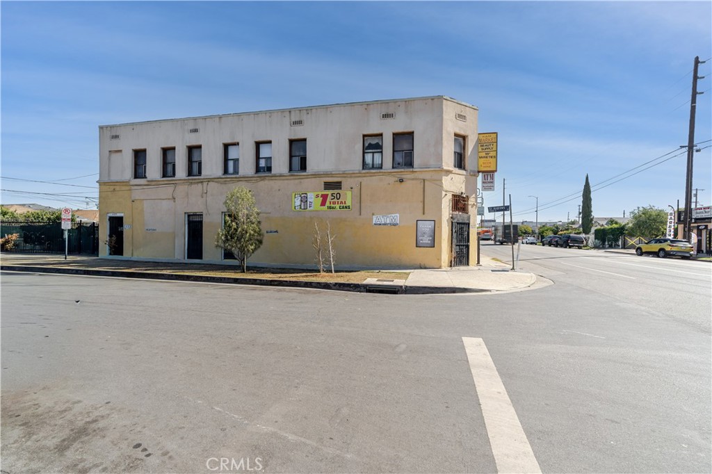 Main image without alt text