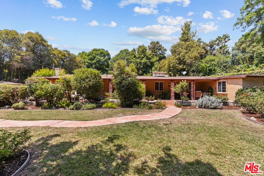 Photo of 8433 Melvin Avenue, Northridge, CA 91324 (MLS # 25602443)