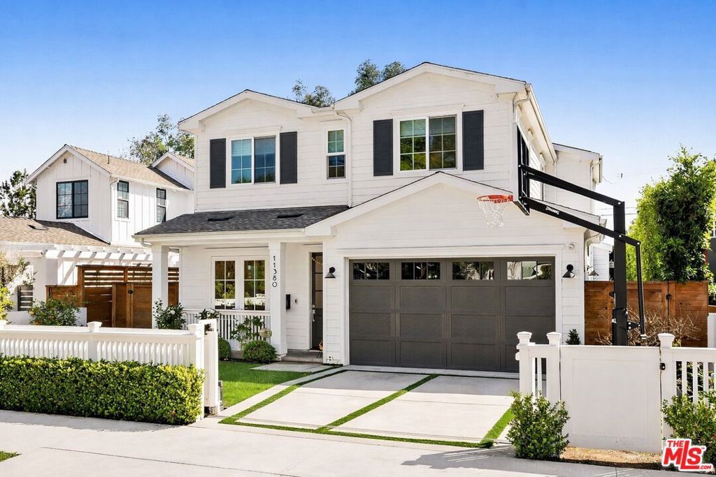 Photo of 11380 Waterford St St, Los Angeles, CA 90049 (MLS # 26653355)