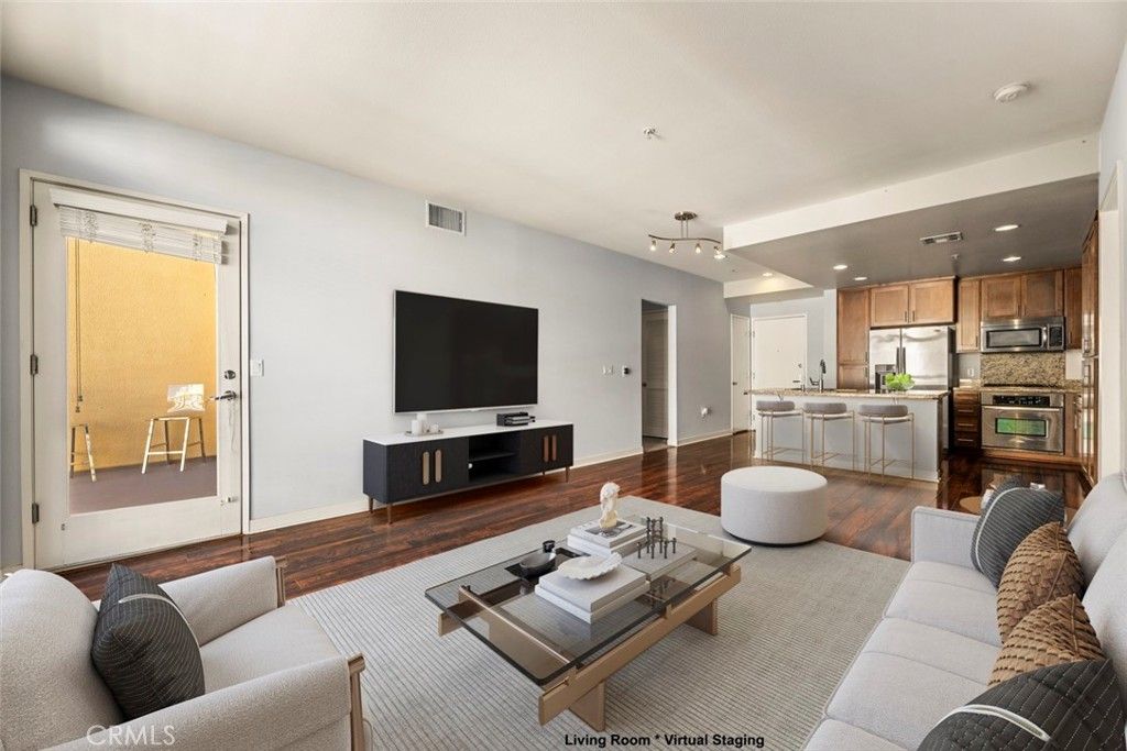 Photo of 21301 Erwin Street #516, Woodland Hills, CA 91367 (MLS # AR25261520)