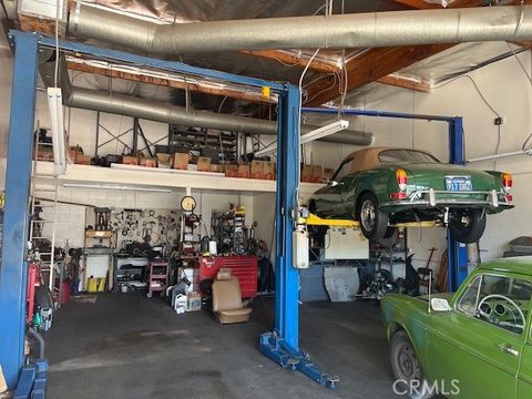 Photo of 18525 Topham St #B, Tarzana, CA 91335 (MLS # SR26062090)