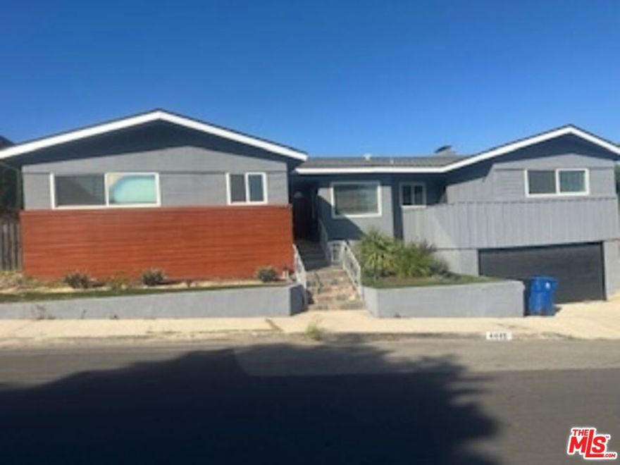 Great family home in Baldwin Hills area.  4 bedrooms, 3 bathroom on a great street!  Close to everywhere.  Property is vacant and available now.
