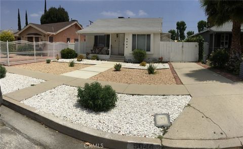 Photo of 5044 Newcastle Avenue, Encino, CA 91316 (MLS # SR25200178)