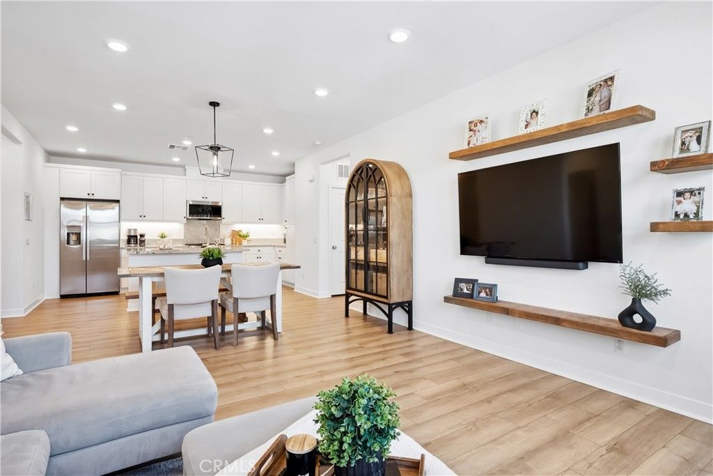listing image 130722642369395000958