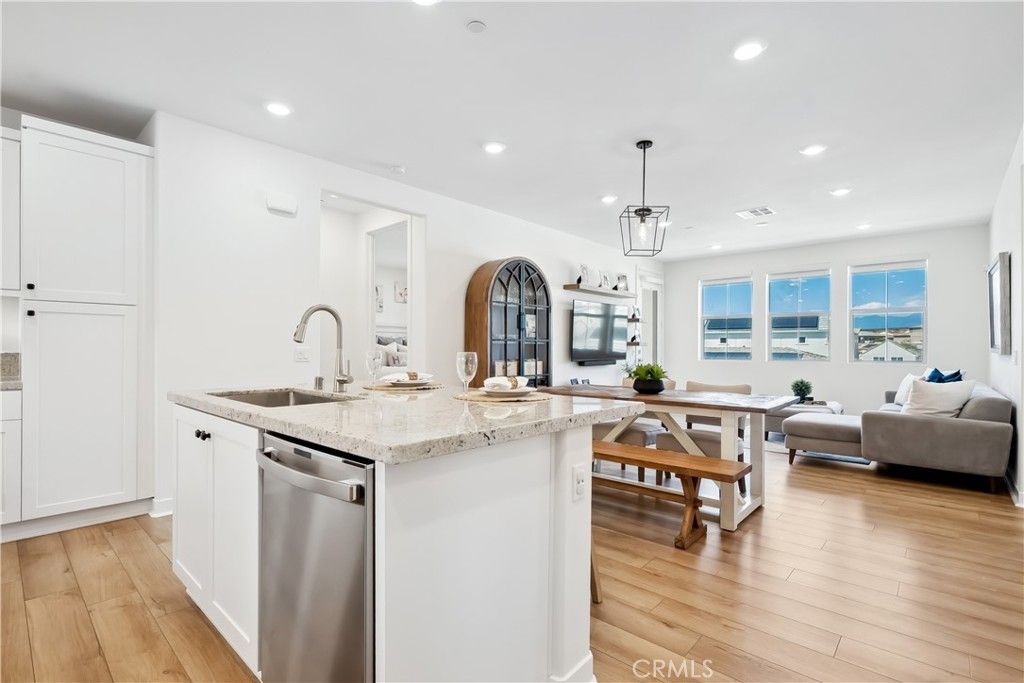 listing image 130720345717930760015
