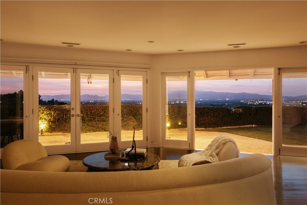 Photo of 4173 Regal Oak Dr, Encino, CA 91436 (MLS # SR26229326)