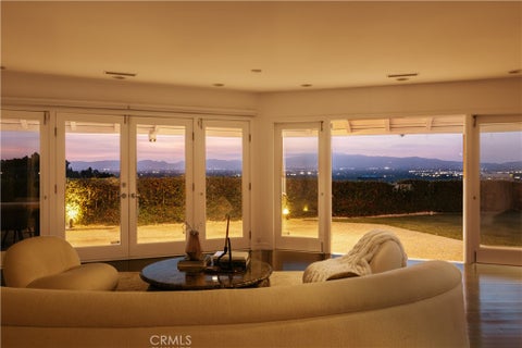 Photo of 4173 Regal Oak Dr, Encino, CA 91436 (MLS # SR26229326)