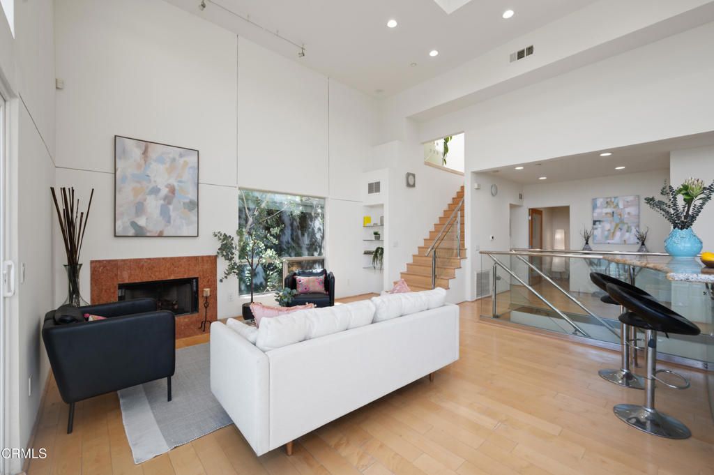 listing image 130727753037643251544