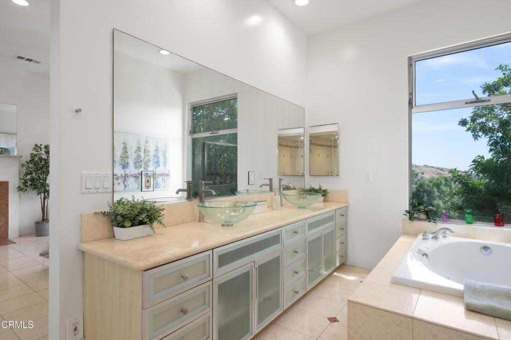 listing image 130724860545014618156