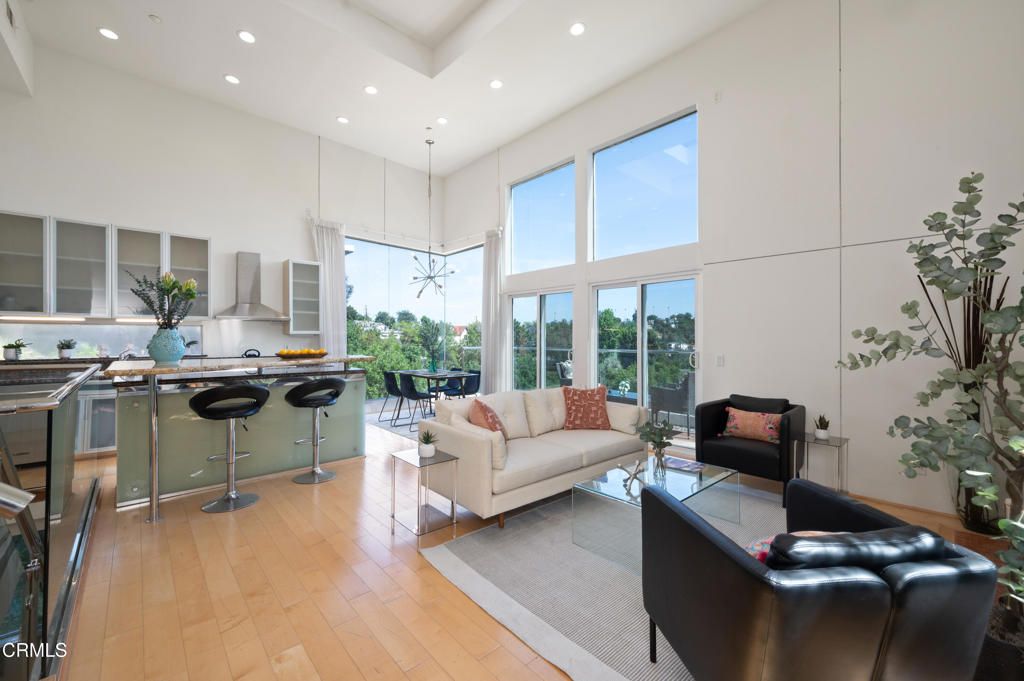 listing image 130727663010568563372