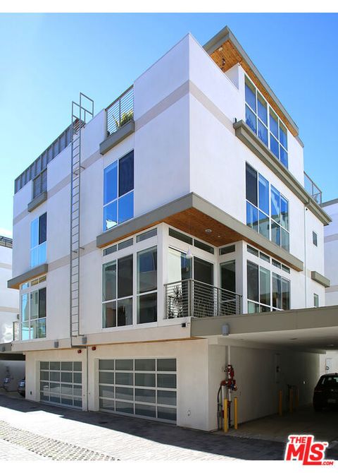 Photo of 1211 N Garbo Lane, Los Angeles, CA 90038 (MLS # 26657595)