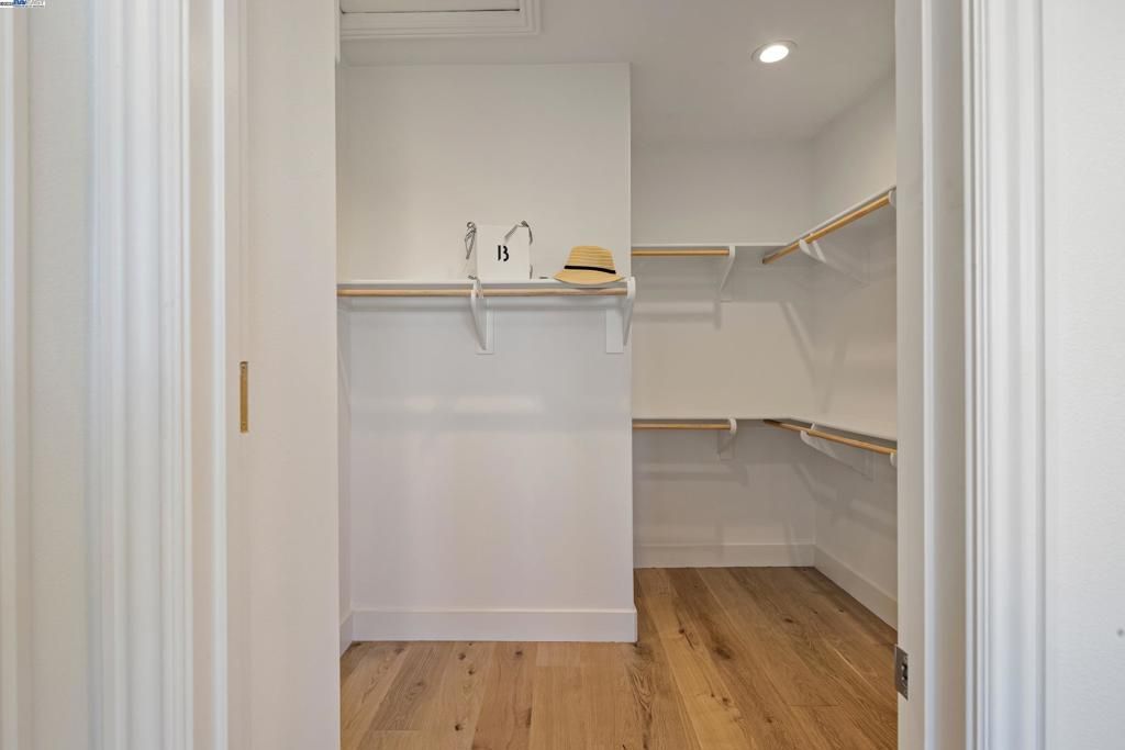 listing image 130725391275887852316