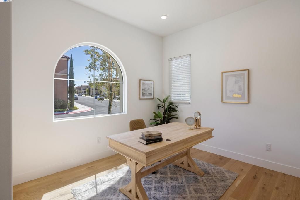 listing image 130725067111834482496