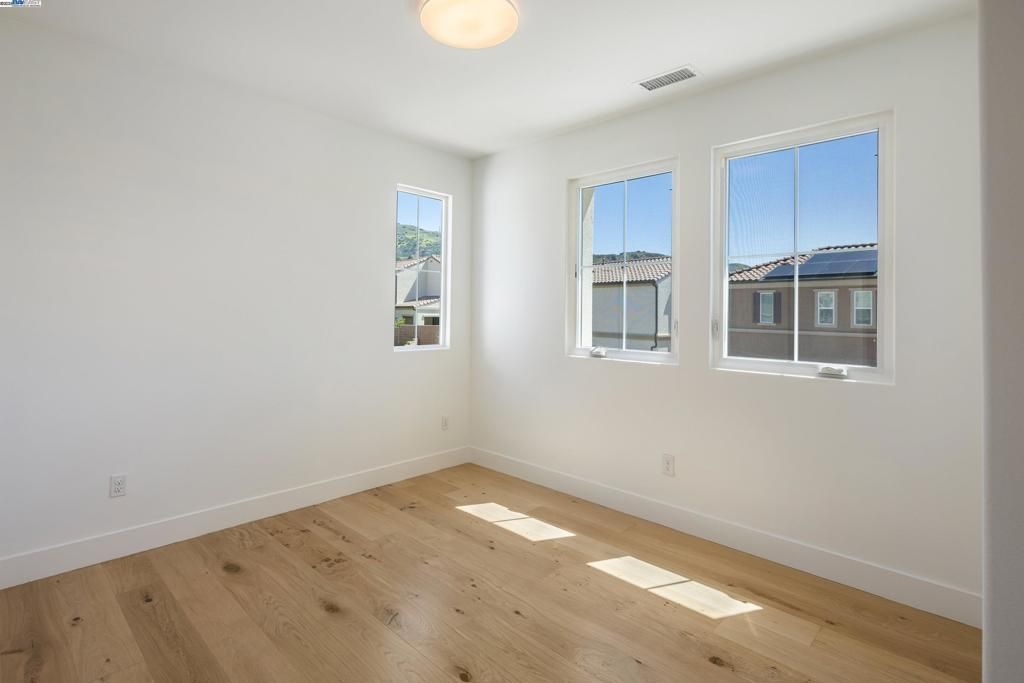 listing image 130721298875973899428
