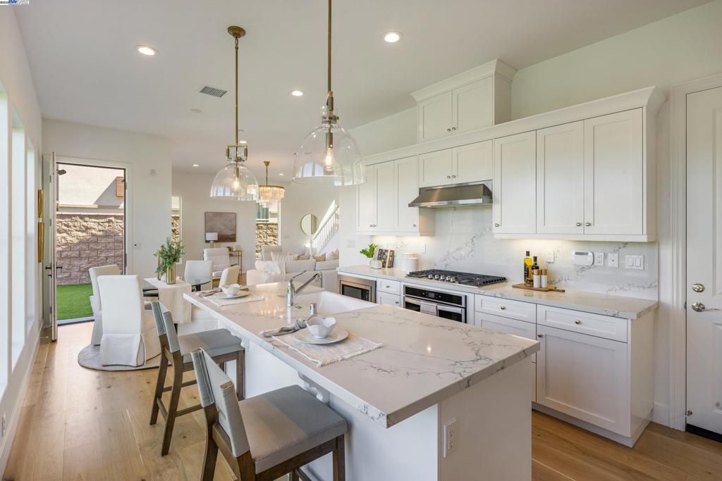 listing image 130725465888432242246
