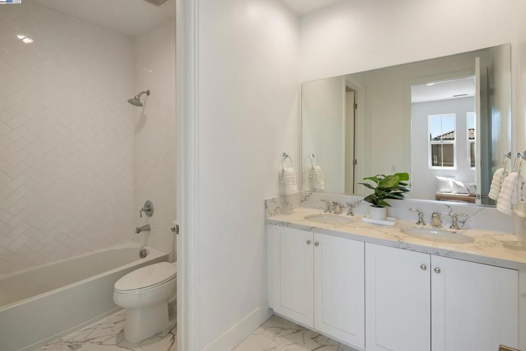 listing image 130723753903675830498