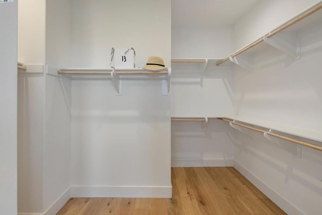 listing image 130728810138936195692