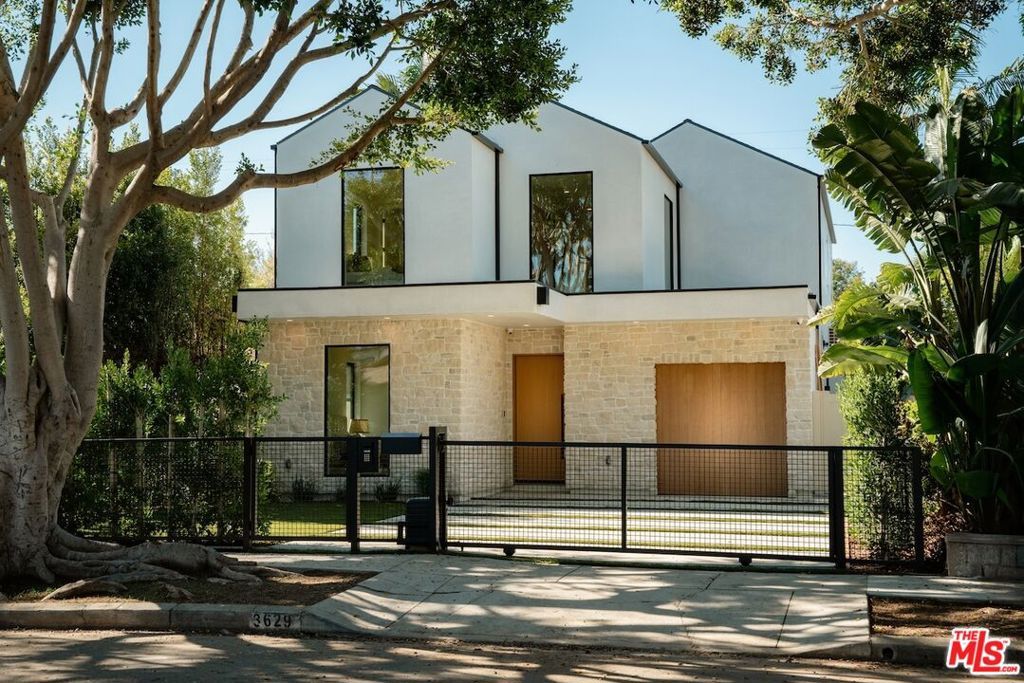 Photo of 3629 Rosewood Avenue, Los Angeles, CA 90066 (MLS # 25610351)