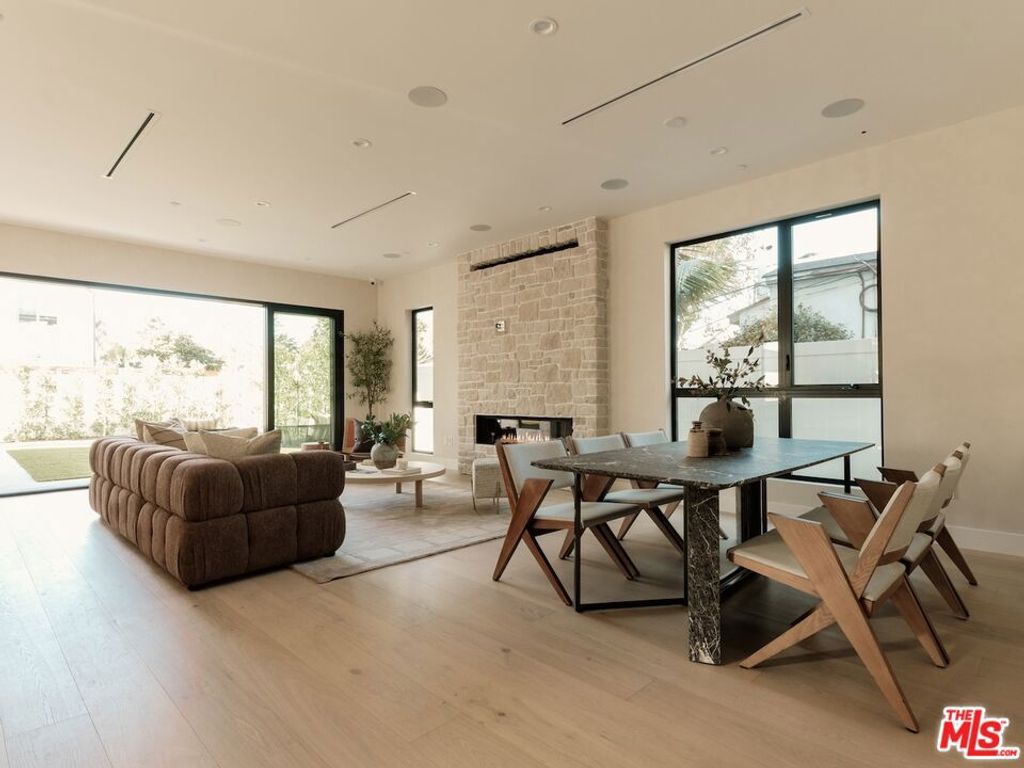 Photo of 3629 Rosewood Avenue, Los Angeles, CA 90066 (MLS # 25610351)