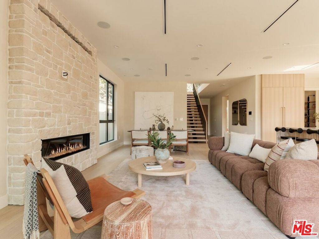 Photo of 3629 Rosewood Avenue, Los Angeles, CA 90066 (MLS # 25610351)