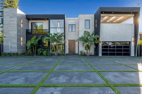 Photo of 13016 Chandler Blvd, Sherman Oaks, CA 91401 (MLS # SR26016916)