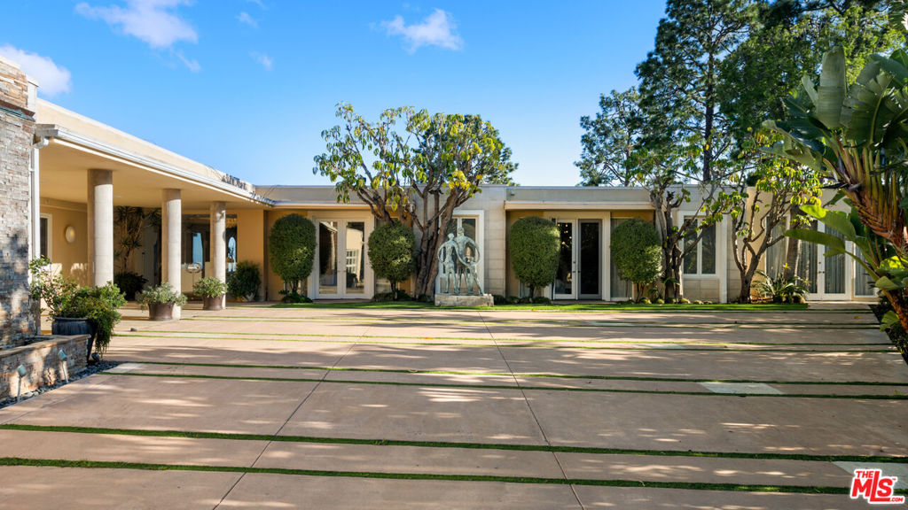 380 Trousdale Place