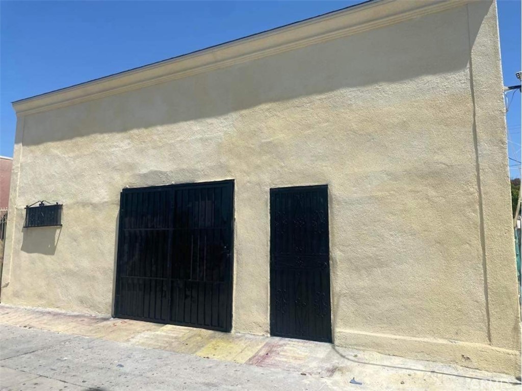 Perfect very well situated Commercial building on busy street with lots of traffic.This building can be used as retail store,office,warehouse and much more.