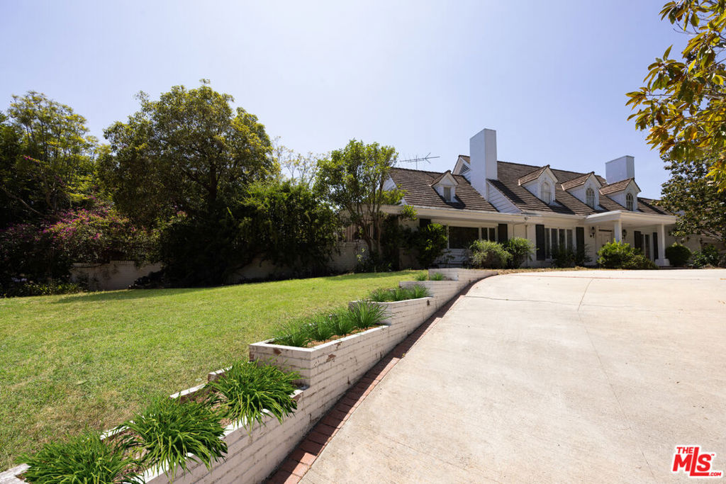 Properties 4 327 Delfern Drive