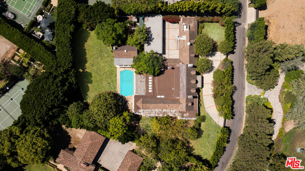 Properties 2 327 Delfern Drive