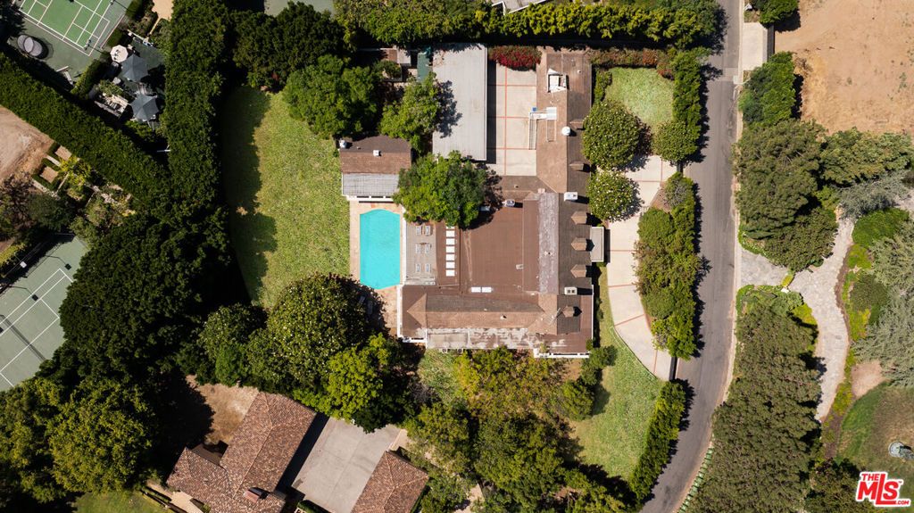 Photo of 327 Delfern Drive, Los Angeles, CA 90077 (MLS # 25562229)